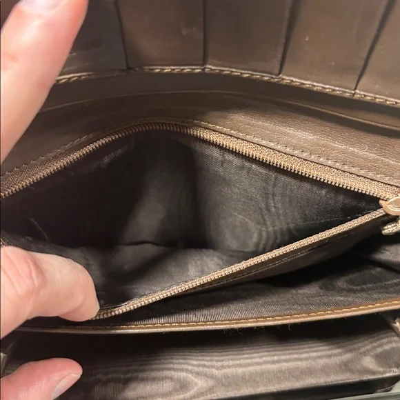 ✨ REHAB OPPORTUNITY!✨ Gucci Beige and Brown Monogram Wallet - Picture 11 of 17